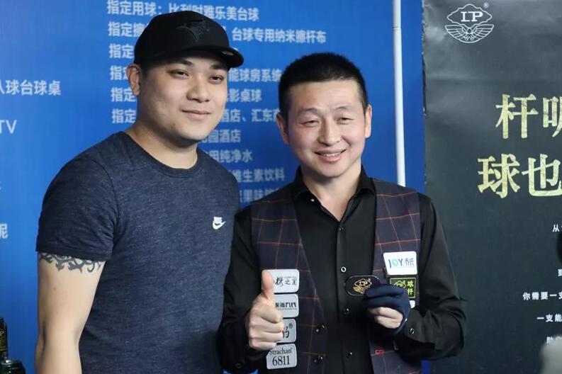 参加现场体验活动获得礼品的球友LP台球杆